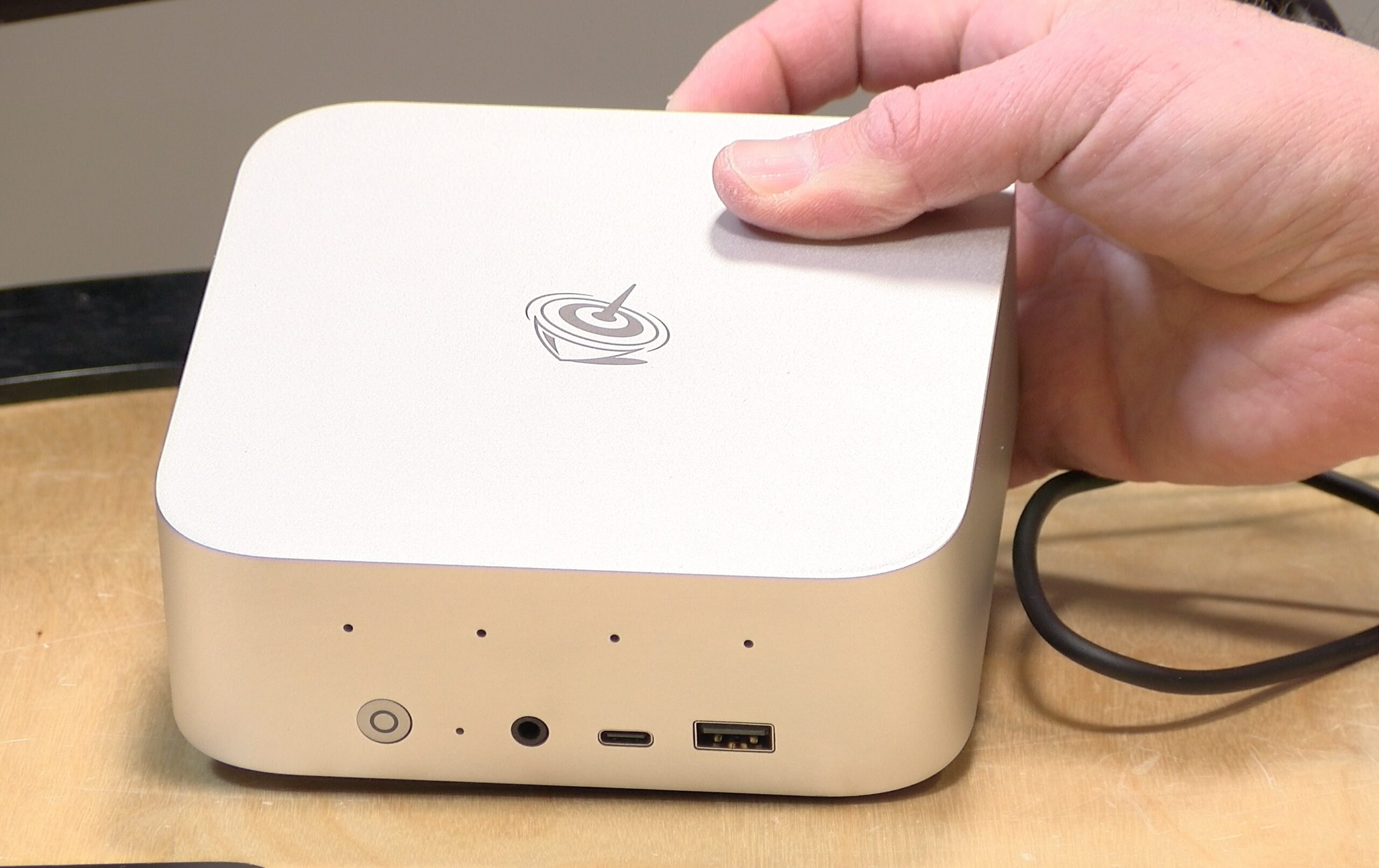 Beelink SER9 Pro with Ryzen AI 9 365 Review - Lon Seidman & Lon.TV